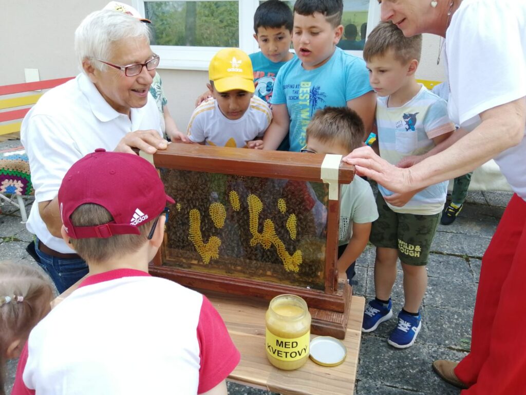 Včelár zo Severného Spiša - Jozef Lešiga 1. Pri detoch v MS Jarabina 1K JPEG
