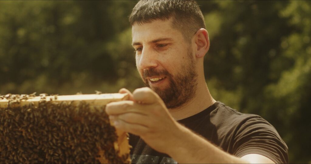 Včelár zo Záhoria Slovenska - Filip Rakár Filip Rakar pri kontrole vcelstiev 1K JPEG 1