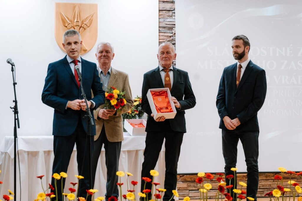 Storočnica včelárstva vo Vrábľoch Michal Densky predseda ZO Juraj Bako dlhorocny clen vykonneho vyboru Peter Manzela dlhorocny funkcionar ZO a zaroven cestny predseda Peter Bako tajomnik ZO 1K JPEG