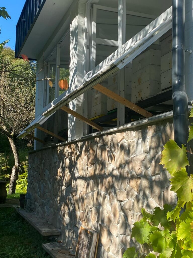 Včelárka z Bratislavy - Ľubica Jakubec Moj vcelin takto mam chranene ule 1K JPEG
