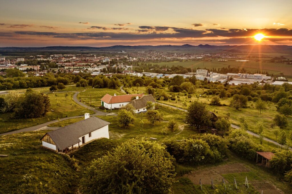 Tip na výlet -Rochus (3) Park a skanzen Rochus v pozadi mesto Uherske Hradiste zdroj internet