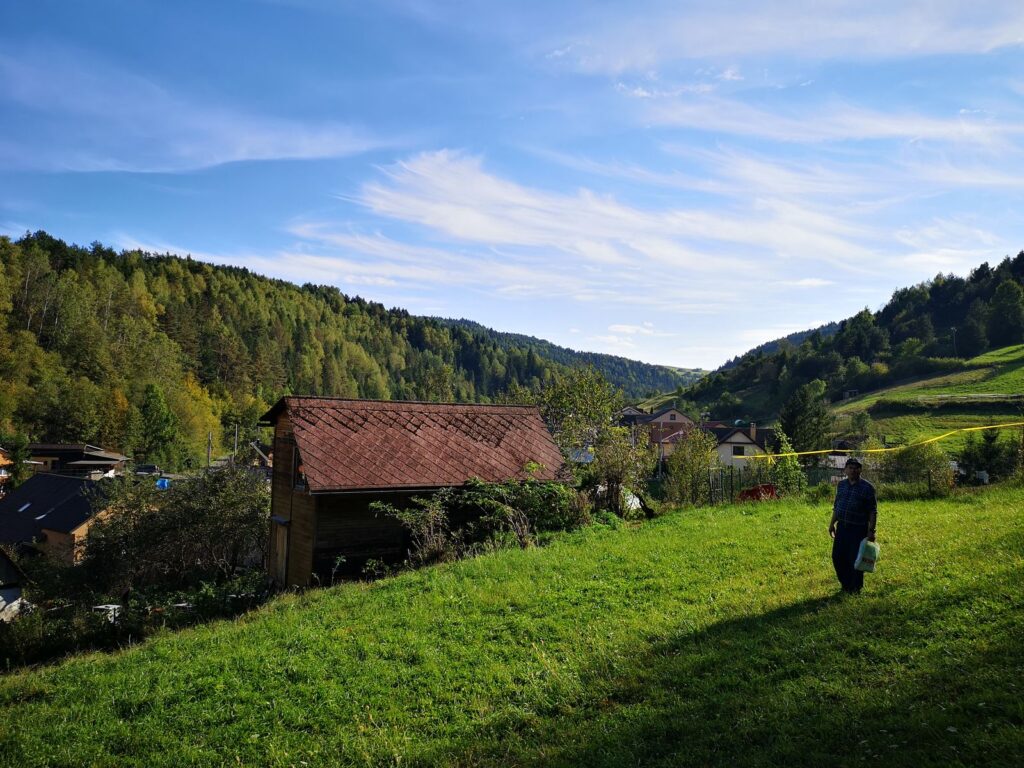 Včelár zo severovýchodu Slovenska- Ján Brunovský Pohlad na dedinu nad ktorou sa vcelin tyci. 1K JPEG