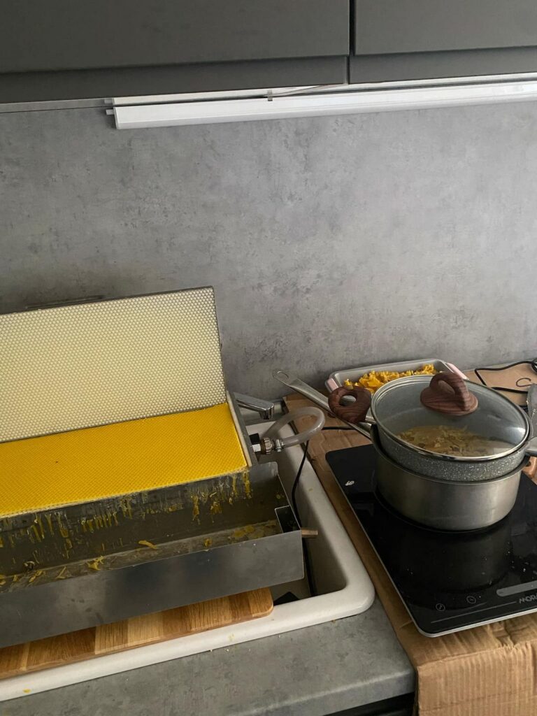 Včelárka z Bratislavy - Ľubica Jakubec Praca s voskom vyroba vlastnorucne odlevanych medzisien 1K JPEG