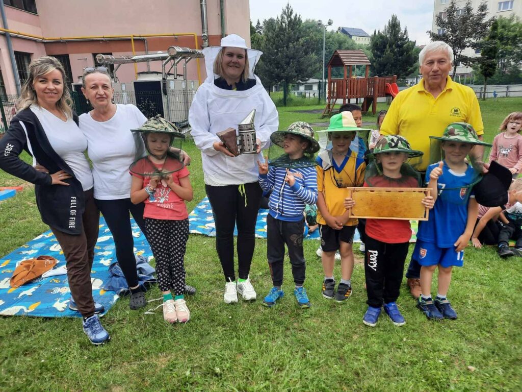 Včelár zo Severného Spiša - Jozef Lešiga Pri detoch v MS Tatranska SL 1K JPEG