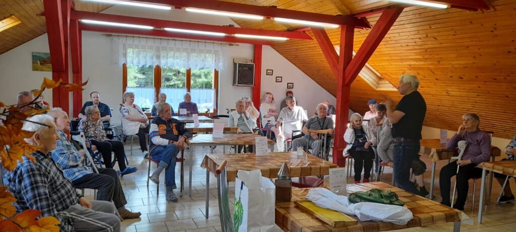 Včelár zo Severného Spiša - Jozef Lešiga Pri senioroch v domove dochodcov v SL 1K JPEG