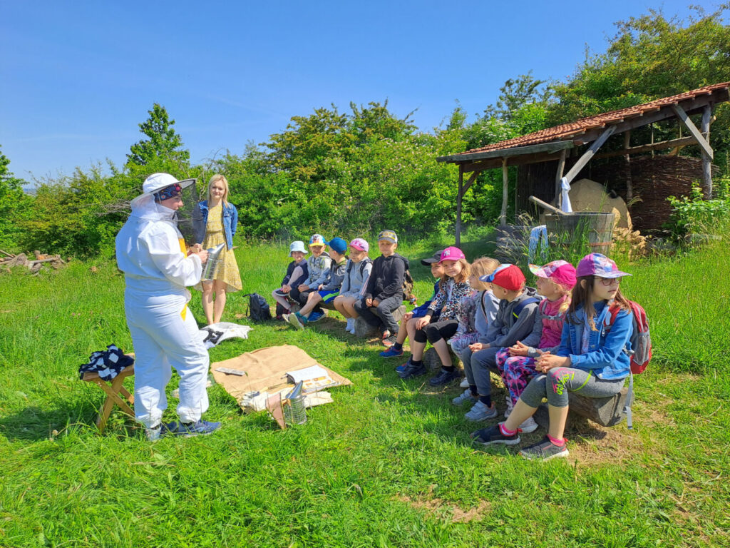 Tip na výlet -Rochus (3) Vyucny program Vse o vcelach zdroj www.skanzenrochus.cz