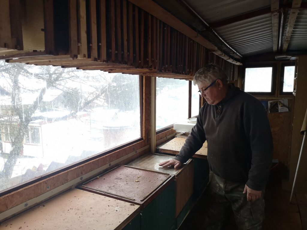 Včelár z regiónu Horný Zemplín - Jozef Čabala interier nakladneho auta vcelina 1 1K JPEG