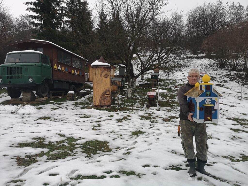 Včelár z regiónu Horný Zemplín - Jozef Čabala pan Jozef Cabala s plemenacom v podobe cerkvi 4 1K JPEG