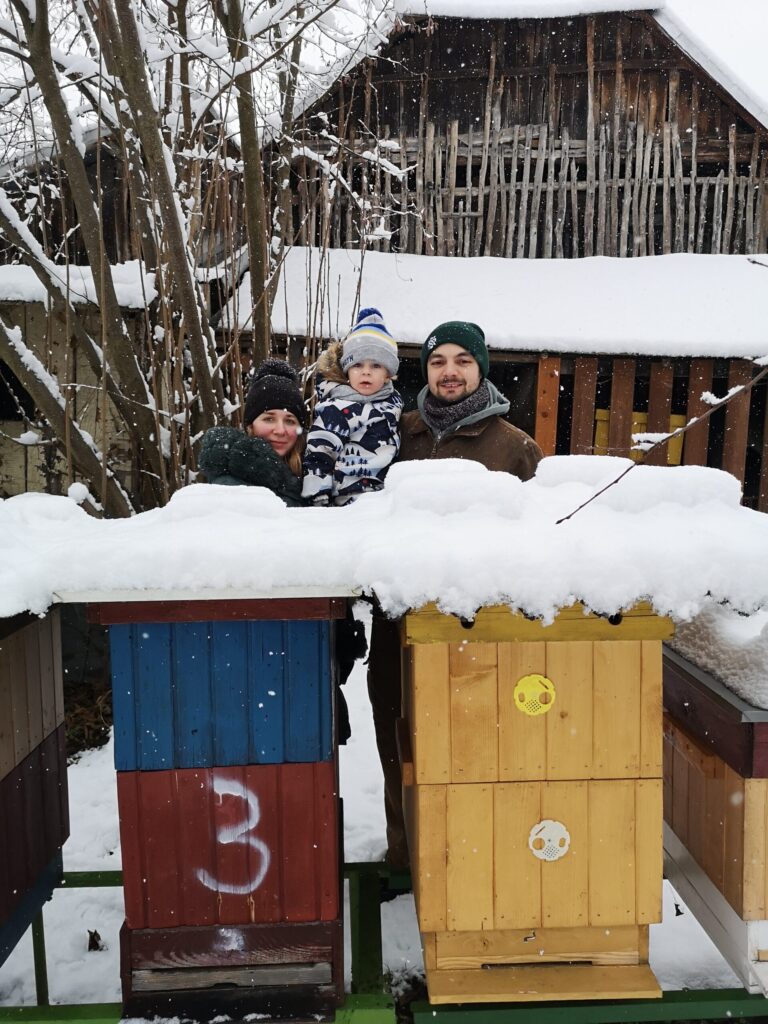 Kalendárium Január S mojou manzelkou Lenkou a prvorodenym synom na vcelnici mojho otca v Makovciach